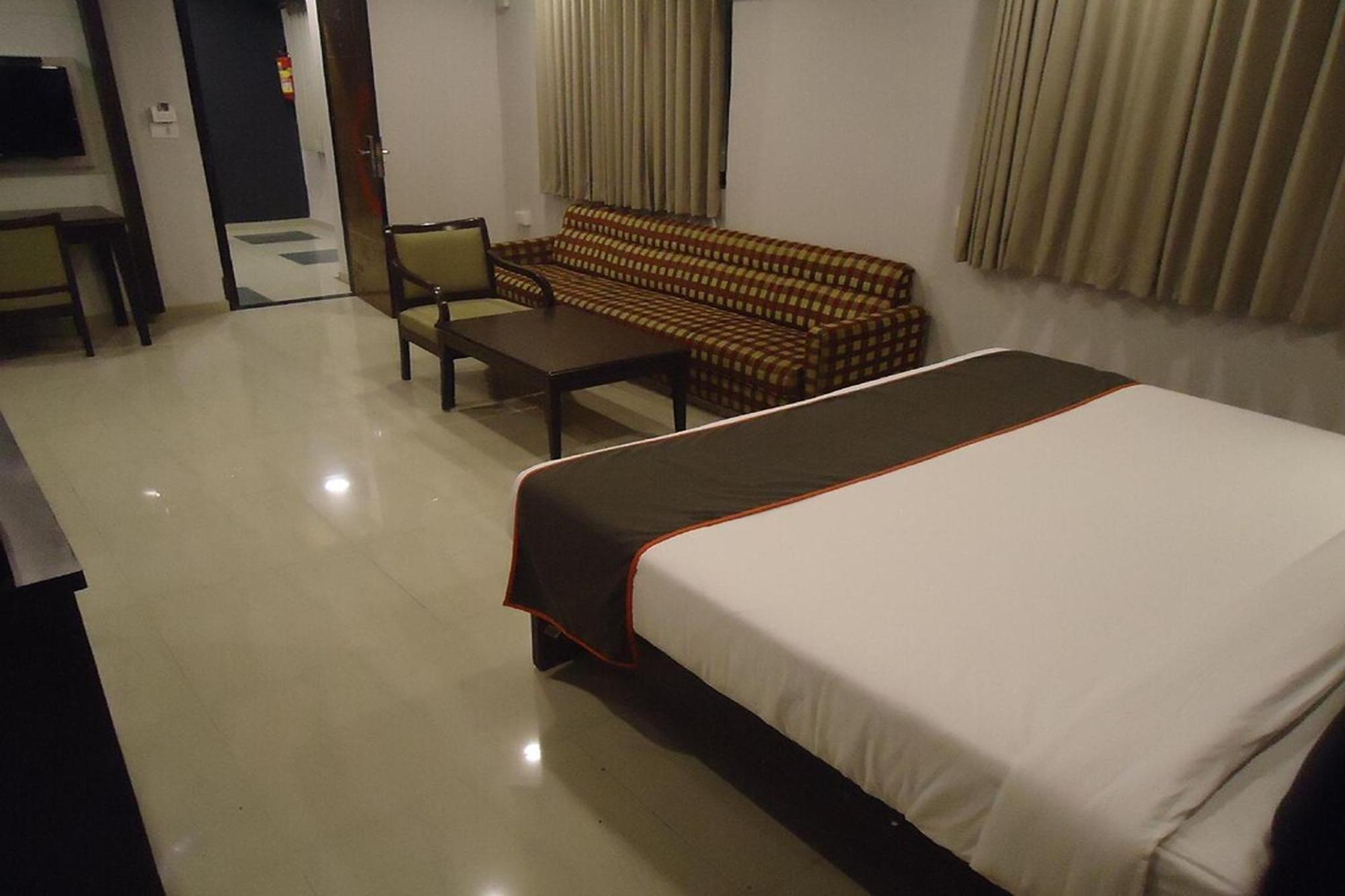 Hotel Maan Residency Satellite Road Ahmedabad Exterior foto