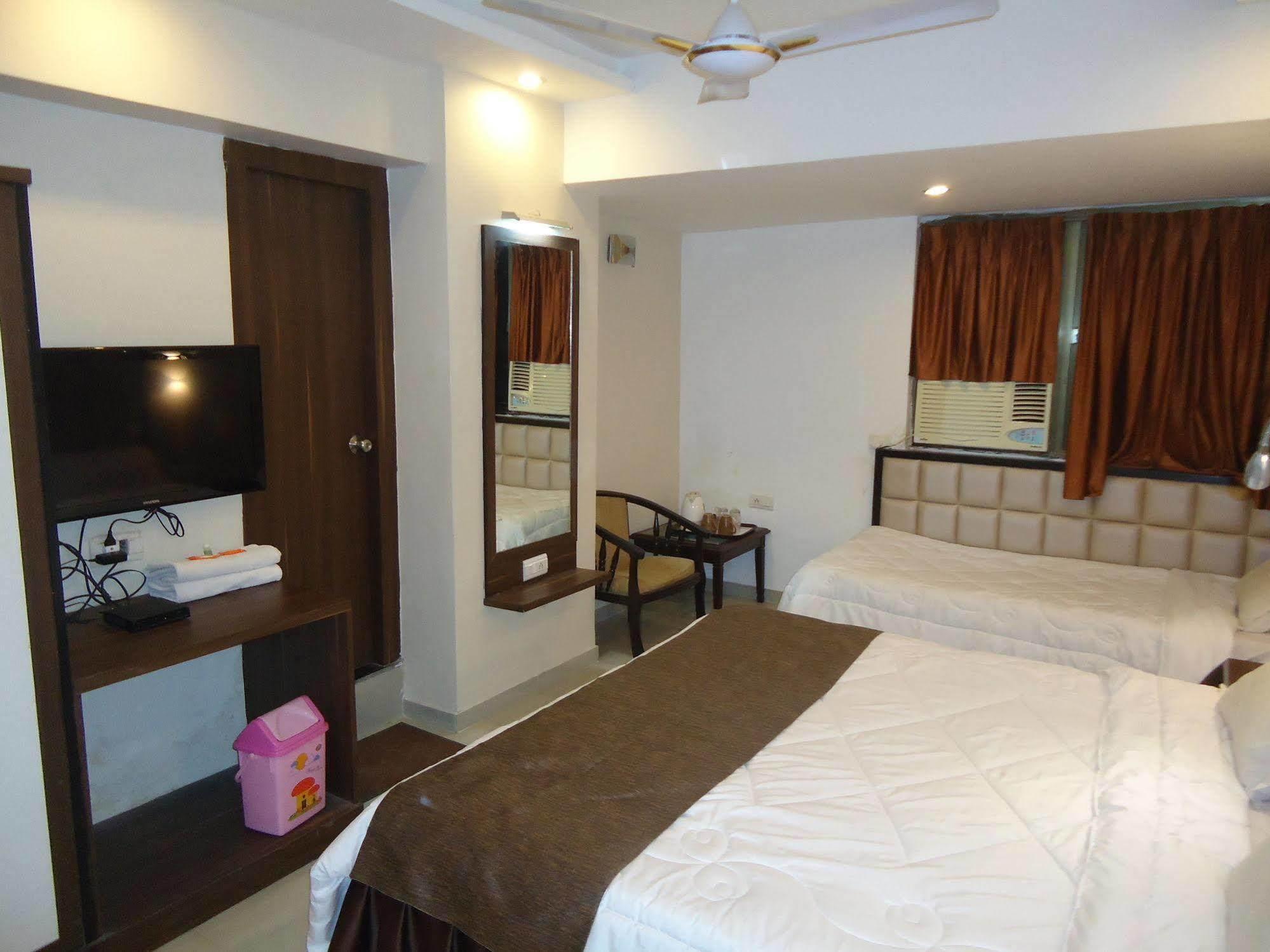 Hotel Maan Residency Satellite Road Ahmedabad Exterior foto