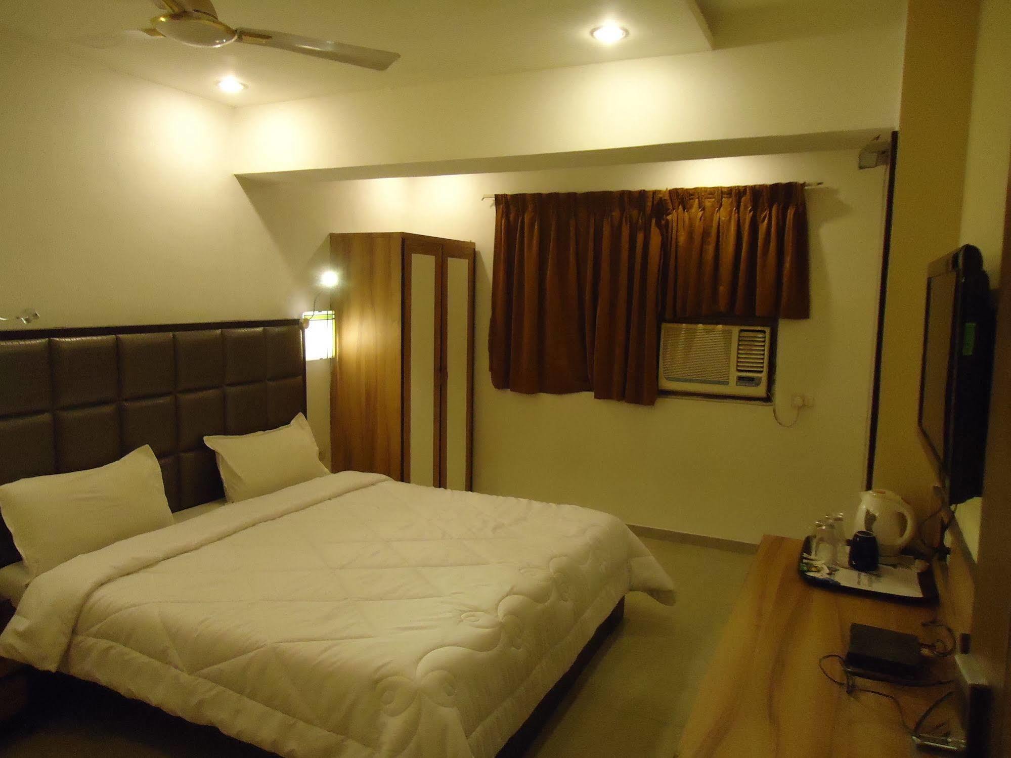 Hotel Maan Residency Satellite Road Ahmedabad Exterior foto